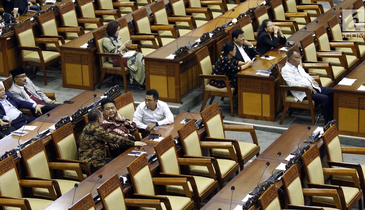 Sejumlah anggota DPR menghadiri rapat paripurna pembukaan masa persidangan V tahun 2018-2019 di Kompleks Parlemen MPR/DPR-DPD, Jakarta, Rabu (8/5/2019). Rapat Paripurna hanya dihadiri 281 anggota yang berasal dari 10 fraksi, dari total jumlah anggota DPR sebanyak 560 orang. (Liputan6.com/JohanTallo)