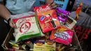 Badan Pengawas Obat dan Makanan menggelar jumpa pers terkait penemuan 2.939 item atau 72.814 kemasan pangan Tanpa Izin Edar di Jakarta, Senin (22/12/2014). Tampak, petugas menunjukkan kemasan produk pangan Tanpa Izin Edar (TIE). (Liputan6.com/Johan Tallo)