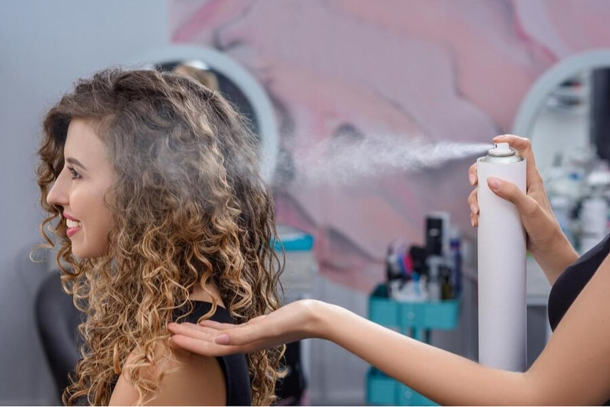 Ilustrasi Pakai Hairspray
