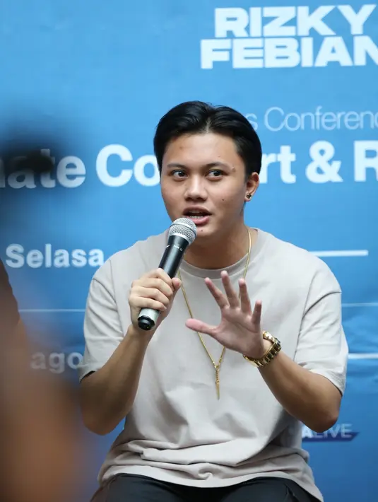 Anak komedian Sule ini menceritakan makna penting di balik showcase intimatenya yang bakal digelar pada 25 Februari 2020, tepat usia Rizky genap 22 tahun.  (Daniel Kampua/Fimela.com)