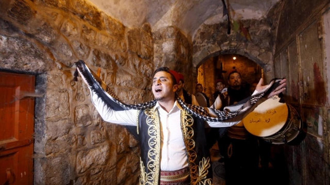 Cara unik pemuda Palestina bangunkan sahur dengan musik tradisional