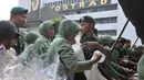 Para prajurit dan PNS saat menyerbu stand bazar murah dalam rangka menyambut Idul Fitri 1436 H, di Lapangan Kostrad, Jakarta, Selasa (7/7). Bazar ini dikhususkan bagi para prajurit dan PNS di lingkungan Kostrad. (Liputan6.com/Herman Zakharia)
