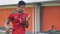 Striker Timnas U-19, Muhammad Dimas Drajad beraksi mencetak gol ke gawang Filipina pada uji coba di Stadion Maguwoharjo, Sleman, DIY, Jumat (19/8/2016). (Bola.com/Romi Syahputra)
