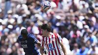 Willian Pacho (kiri) dari Paris Saint-Germain (PSG) dan Julian Alvarez dari Atletico Madrid berduel di udara untuk memperebutkan bola selama pertandingan sepak bola Grup B Piala Dunia Antarklub antara PSG dan Atletico Madrid di Pasadena, California, Minggu, 15 Juni 2025. (AP Photo/Jae Hong)