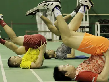 Tim ganda putra Indonesia, Marcus Gideon dan Hendra Setiawan, saat latihan fisik di Pelatnas Bulutangkis, Cipayung, Jakarta, Senin (7/5/2018). Latihan tersebut untuk persiapan jelang Piala Thomas pada 20-27 Mei 2018 di Thailand. (Bola.com/M Iqbal Ichsan)