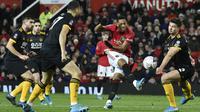 Pemain Manchester United Anthony Martial (tengah) menendang bola ke gawang Wolverhampton Wanderers pada putaran ketiga Piala FA di Old Trafford, Manchester, Inggris, Rabu (15/1/2020). Manchester United menang 1-0. (AP Photo/Rui Vieira)