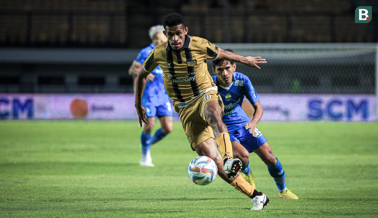 <p>Pemain Dewa United, Ricky Kambuaya (kiri) berusaha melewati pemain Persib Bandung, Ryan Kurnia pada laga lanjutan BRI Liga 1 2023/2024 antara Persib Bandung melawan Dewa United FC di Stadion Gelora Bandung Lautan Api (GBLA), Bandung, Jumat (14/07/2023). (Bola.com/Bagaskara Lazuardi)</p>