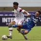 Pemain Persib Bandung, Beckham Putra Nugraha (kanan) berusaha merebut bola dari pemain Arema FC, Rizky Dwi Febrianto pada pertandingan pekan ke-26 BRI Liga 1 2022/2023 yang berlangsung di Stadion Pakansari, Bogor, Kamis (23/2/2023). (Bola.com/Ikhwan Yanuar)