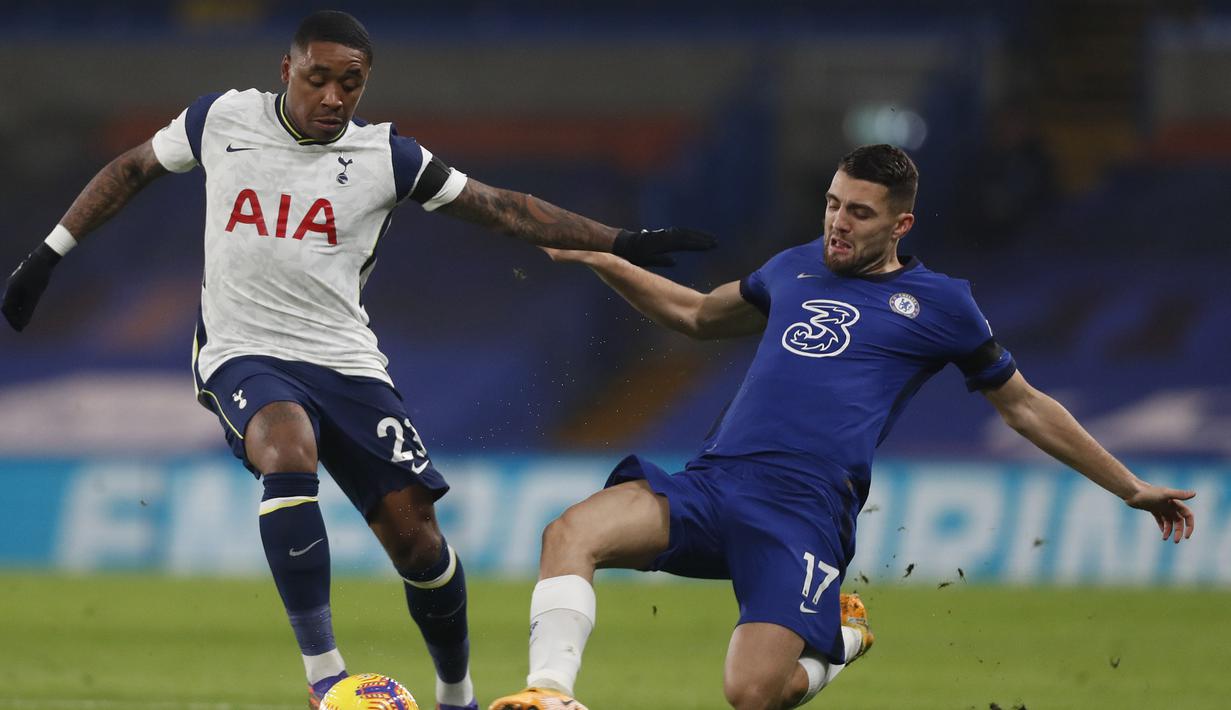 Gelandang Tottenham Hotspur, Steven Bergwijn (kiri), berebut bola dengan gelandang Chelsea, Mateo Kovacic dalam laga lanjutan Liga Inggris 2020/21 di Stamford Bridge, Minggu (29/11/2020) waktu setempat. Tottenham bermain imbang 1-1 dengan Chelsea. (AFP/Matthew Childs/Pool)