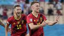 Pemain Timnas Belgia, Thorgan Hazard (kanan) dan Eden Hazard melakukan selebrasi usai mencetak gol ke gawang Portugal pada babak 16 besar Euro 2020 di Stadion La Cartuja, Minggu (27/7/2021). (AP Photo/Thanassis Stavrakis, Pool)