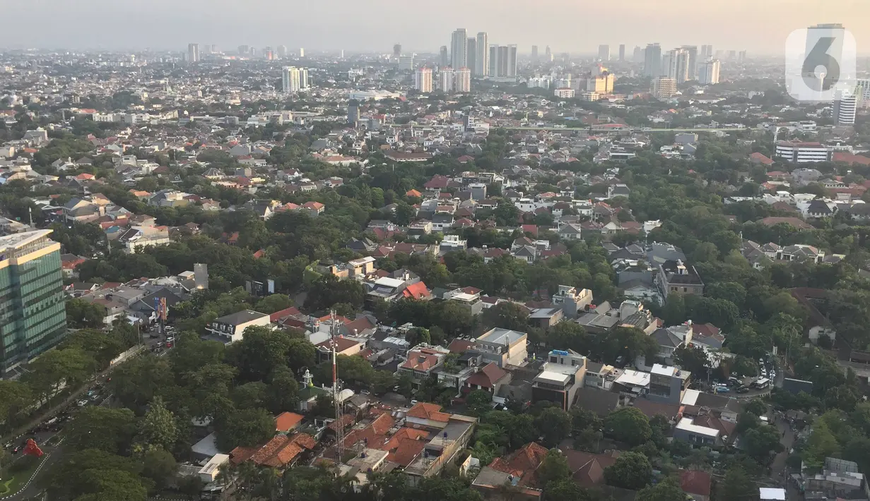 Lansekap pemukiman penduduk berlatar gedung bertingkat terlihat dari kawasan Senayan, Jakarta, Selasa (21/1/2020). Staf Khusus Kementerian PUPR Bidang Sumber Daya Air Firdaus Ali menjelaskan, ruang terbuka hijau di Jakarta baru 9,98% kurang dari syarat minimum 30%. (Liputan6.com/Immanuel Antonius)