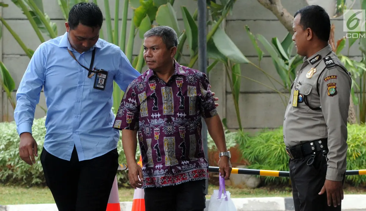 Petugas Pemeriksa Pajak Wilayah Maluku-Papua Sulimin Ratmin (batik), yang diamankan oleh KPK dalam OTT di Ambon, tiba untuk pemeriksaan di Jakarta, Kamis (4/10). KPK melakukan OTT terkait dengan pengurangan pembayaran pajak. (Merdeka.com/Dwi Narwoko)