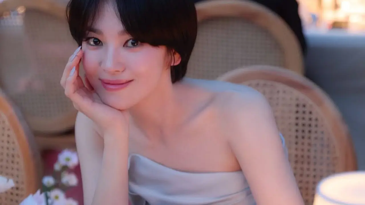 Pesona Memukau Song Hye Kyo ala Cinderella dengan Rambut Bondol, Tampil Effortless Tanpa Perhiasan Mewah