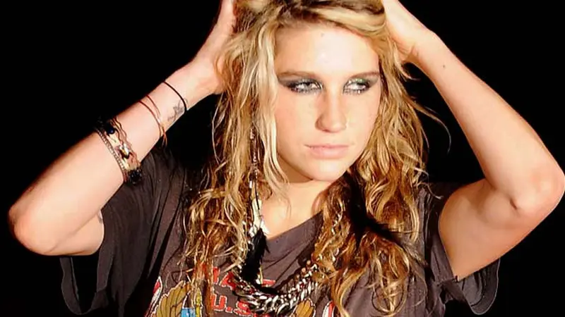 kesha-121106.jpg