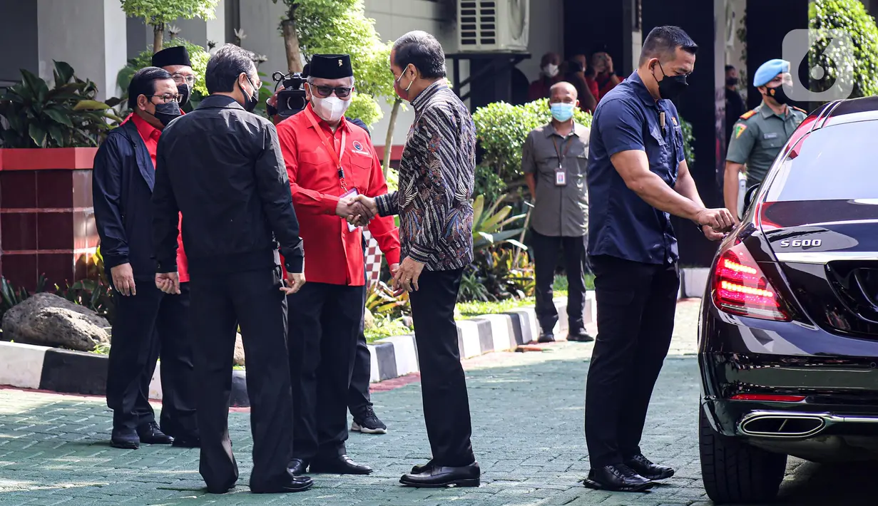 Presiden Joko Widodo atau Jokowi (tengah kanan) menyalami Sekjen PDIP Hasto Kristiyanto saat tiba untuk menghadiri rapat kerja nasional (Rakernas) II PDIP di Jakarta, Selasa (21/6/2022). Rakernas PDIP kali ini mengusung tema 'Desa Kuat, Indonesia Maju dan Berdaulat'. (Liputan6.com/Faizal Fanani)