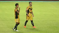 Marlon Da Silva (kanan) dan Bayu Pradana, Mitra Kukar. (Bola.com/Nicklas Hanoatubun)