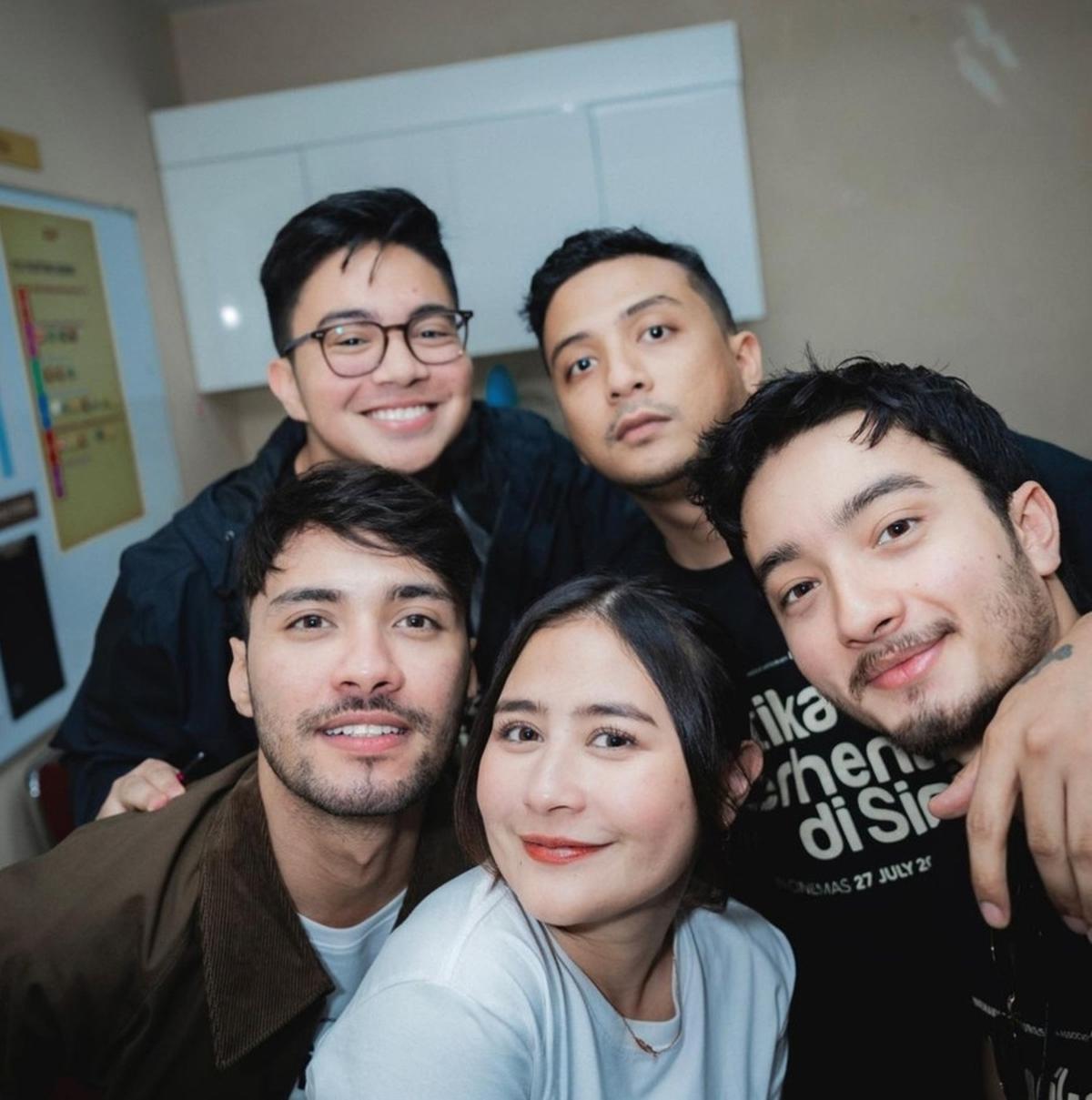 Selain lagu-lagunya yang viral di media sosial, Sal Priadi juga dipuji karena multitalentanya. Ia melebarkan sayap di dunia akting, dan perannya di film "KETIKA BERHENTI DI SINI" masih diingat banyak orang.<br><br>