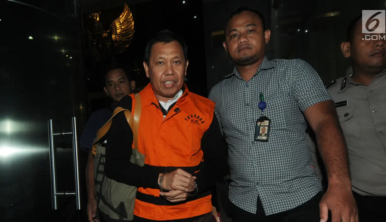 Direktur Utama PTPN III (Persero) Dolly Pulungan usai menjalani pemeriksaan di Gedung KPK, Jakarta, Rabu (4/9/2019). Dolly Pulungan resmi ditetapkan sebagai tersangka dan ditahan 20 hari ke depan terkait dugaan menerima suap pengelolaan distribusi gula di PTPN III. (merdeka.com/Dwi Narwoko)