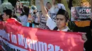 Peserta aksi yang tergabung dalam Human Rights alliance Indonesia membentangkan spanduk saat menggelar aksi didepan Kedutaan Besar Myanmar, Jakarta, Jumat (15/9). (Liputan6.com/Fiazal Fanani)