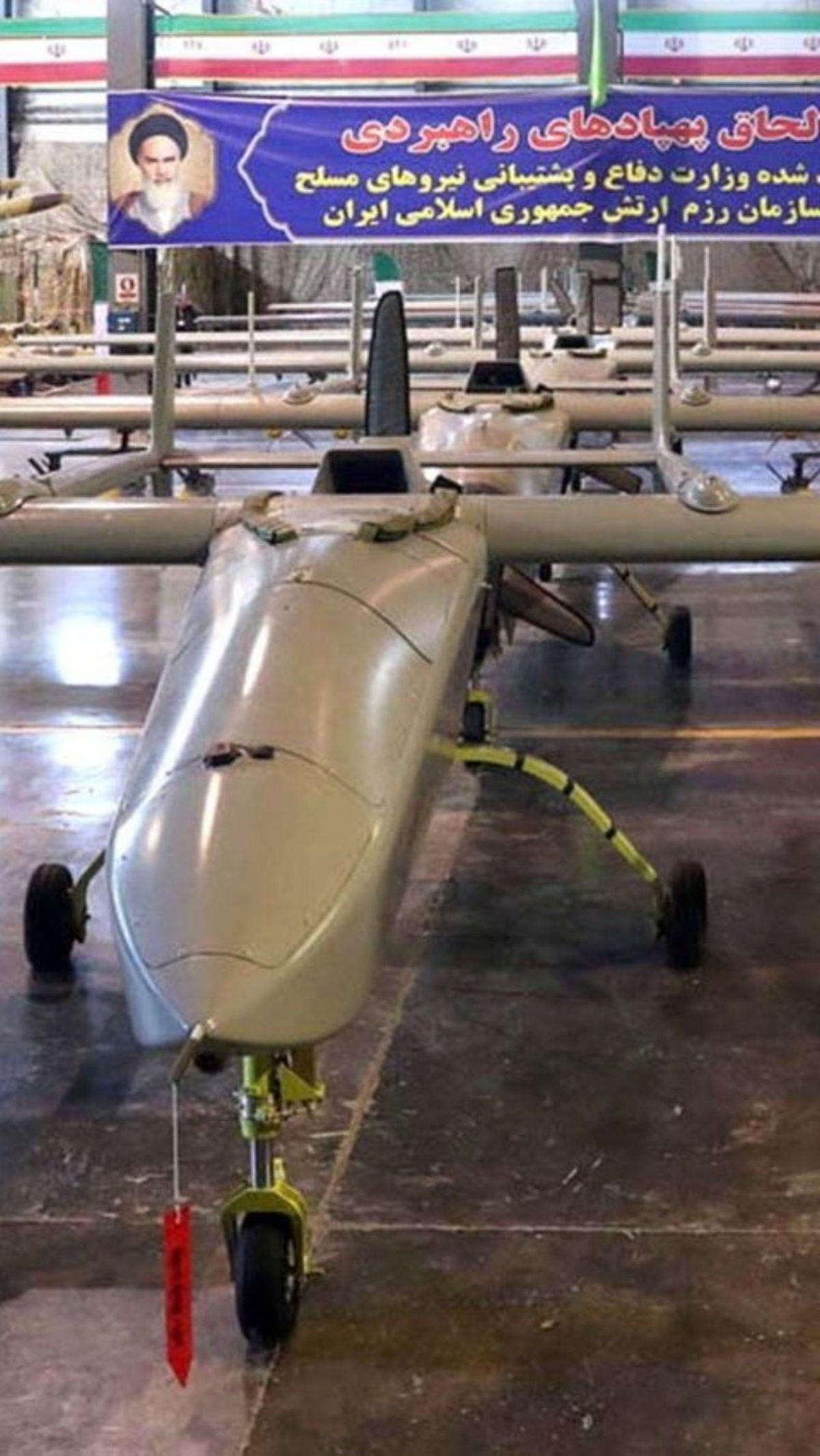 Deretan dron canggih buatan dalam negeri itu resmi menjadi amunisi perang tambahan bagi unit Angkatan Darat Iran. Foto: IRANIAN ARMY/WANA via REUTERS