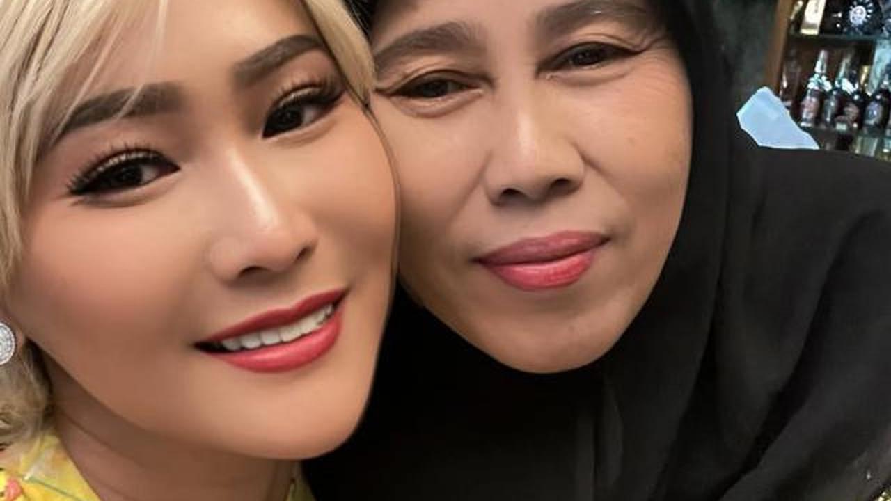 Potret Ibunda Inul Daratista yang Awet Muda, Seperti Kakak Adik saat Pose Bareng