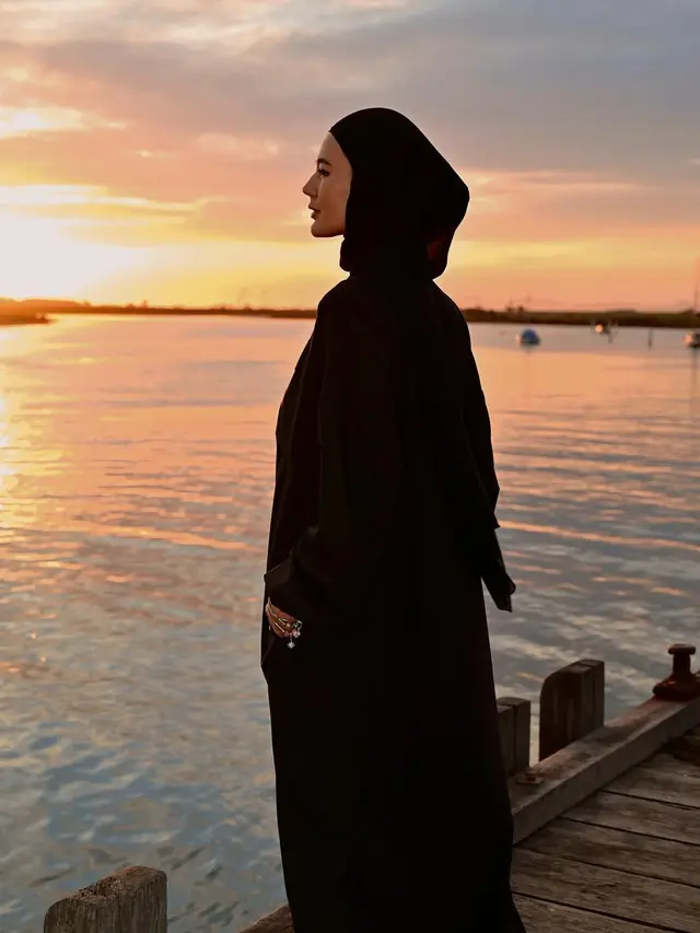 8 Model Gamis Kekinian Paula Verhoeven, Referensi Gaya Anggun Wanita dengan Tinggi di Atas 170 cm