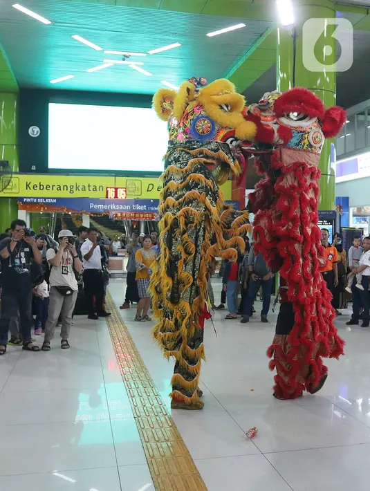 Barongsai beraksi di peron Stasiun Gambir, Jakarta, Sabtu (25/1/2020). PT Kereta Api Indonesia (Persero) Daop 1 Jakarta mengadakan pertunjukkan Barongsai itu dalam rangka memeriahkan perayaan Tahun Baru Imlek 2571/2020 yang bertepatan dengan Tahun Tikus Logam. (Liputan6.com/Herman Zakharia)