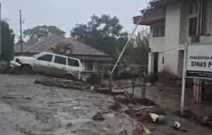 Detik-Detik Banjir Bandang Terjang Kantor Bupati Solok