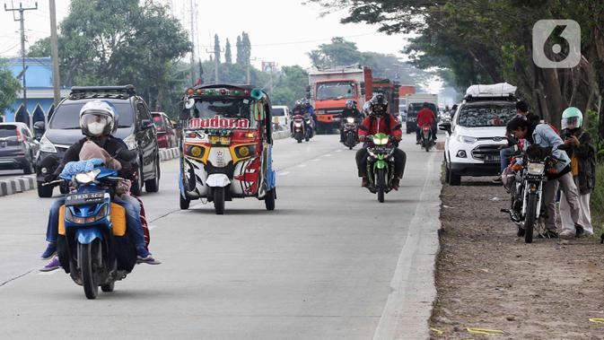 <p>Pemudik yang menggunakan sepeda motor melintasi jalur Pantura daerah Pamanukan, Subang, Jawa Barat, Jumat (29/4/2022). Pada H-3 Lebaran, jalur Pantura dipadati kendaraan pemudik khususnya kendaraan roda dua. (Liputan6.com/Herman Zakharia)</p>