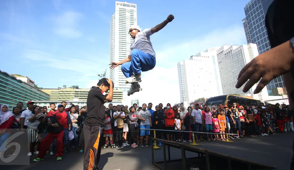 Seorang pria unjuk kebolehan dengan lompat tinggi menggunakan sepatu roda saat pelaksanaan HBKB di Jakarta, Minggu (12/3). (Liputan6.com/Immanuel Antonius)