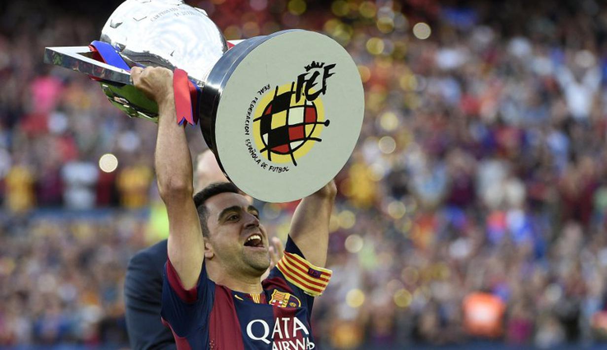 Detik-detik pengangkatan trofi juara Barcelona oleh Xavi
