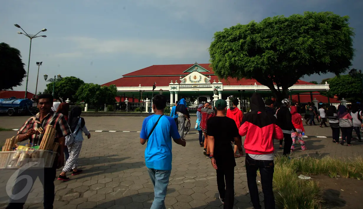 Pengunjung memadati Kraton Yogyakarta, Rabu (25/5). Para wisatawan banyak memanfaatkan waktu untuk berwisata bersama keluarga pada liburan pasca pelaksanaan Ujian Nasional (UN). (Liputan6.com/Boy Harjanto)