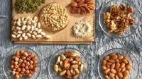 Terdapat berbagai jenis kacang-kacangan yang mampu membantu dalam menurunkan kolesterol jahat. (Foto: Unsplash/Pavel Kalenik)
