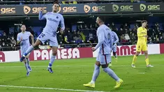 Gelandang Barcelona Philippe Coutinho merayakan gol yang dicetaknya ke gawang Villlarreal pada lanjutan La Liga di Estadio de la Ceramica, Minggu (28/11/2021) dini hari WIB. Barcelona menang dengan menghajar tuan rumah Villlarreal 3-1. (AP Photo/Alberto Saiz)