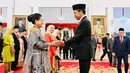 Masih ingat elegannya penampilan Ibu Negara ketika mendapatkan tanda kehormatan dari Presiden Jokowi? Iriana Jokowi memilih mengenakan outfit super cantik bernuansa biru navy. [Foto: Instagram/jokowi]
