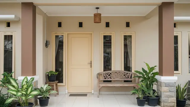 Pintu Krem Hangat dan Pilar Cokelat