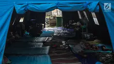 Suasana tenda pengungsian korban rumah ambles di Lodan Raya, Pademangan, Jakarta Utara, Kamis (22/11). Sebanyak delapan kepala keluarga (KK) diungsikan akibat rumah mereka ambles kena imbas pengerukan Anak Kali Ciliwung. (Liputan6.com/Faizal Fanani)