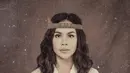 Melaney Ricardo sebagai Kristina Martha Tiahahu mengenakan atasan putih dengan aksesori kepala khas Maluku. [Foto: IG/@yudajulianofficial]