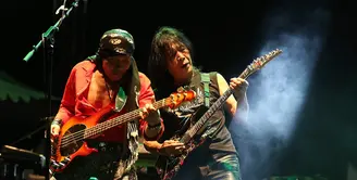 Salah satu grup musik lagendaris, God Bless tampil dalam acara pesta rock yang bertajuk JogjaROCKarta: International Rock Music Festival. Pada malam pertama konser yang digelar Jumat, (29/9) God Bless tampil memenuhi janjinya. (Bambang E. Ros/Bintang.com)