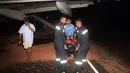 Tim penyelamat mengevakuasi penumpang setelah tergelincirnya pesawat maskapai India, Jet Airways, di Bandara Dabolim, Goa, Selasa (27/12). Pesawat tersebut membawa 161 penumpang dan awak. (Indian Navy/Indian Ministry of Defence/Handout via REUTERS)