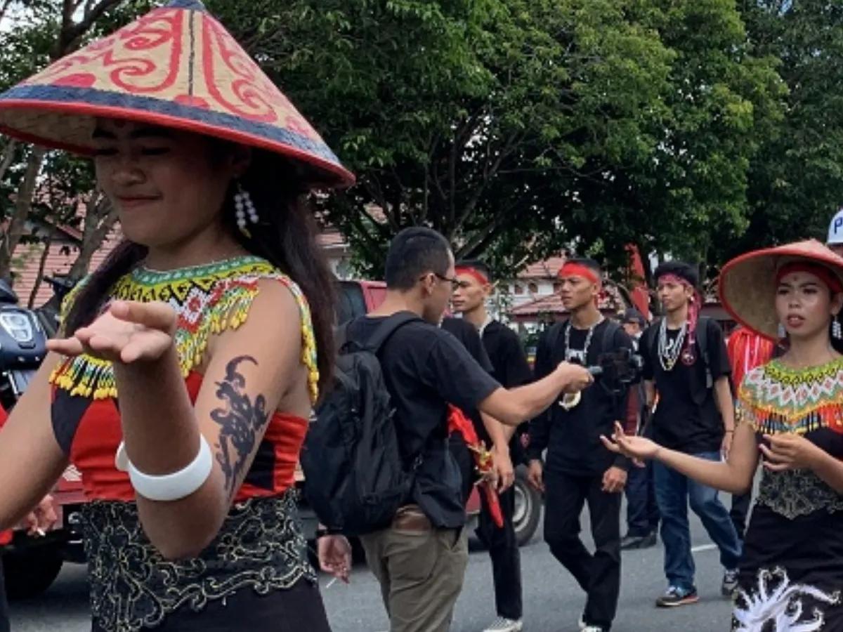 Sebelum memulai Pekan Gawai Dayak, ada tradisi yang selalu dilakukan, yaitu Ngampar Bide