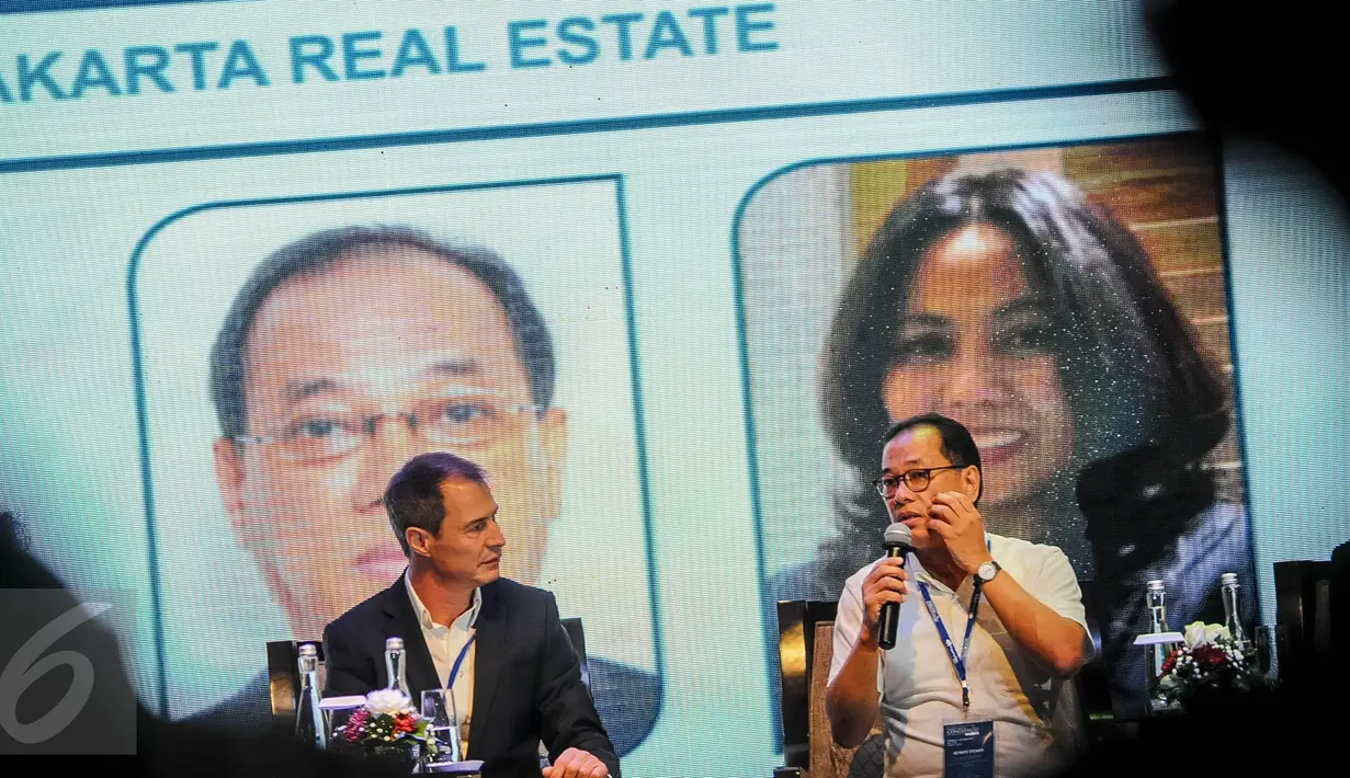 Deputi Gubernur Bidang Industri Perdagangan dan Transportasi DKI Sutanto Soehodho (kanan) saat berbincang disela acara Property Report Congress 2016 di Jakarta, Kamis (13/10). (Liputan6.com/Faizal Fanani) 