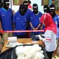 Sejumlah tersangka dan barang bukti dihadirkan ketika pemusnahan barang bukti tersebut di kantor BNN, Jakarta, Rabu (17/6). Sebanyak 18 kg sabu dan 622 butir ekstasi hasil pengungkapan BNN itu dimusnahkan. (Liputan6.com/Johan Tallo)