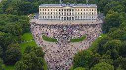 Warga memadati Palace Square di Oslo, tempat lilin dan bunga diletakkan setelah pengumuman wafatnya Raja Harald V di Oslo, Norwegia, Jumat, 28 Agustus 2026. (AFP/ NTB/ Cornelius Poppe)