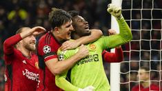 Bertanding masih dalam suasana duka akibat wafatnya salah satu legenda Manchester United, Bobby Charlton, MU berhasil memetik kemenangan krusial saat menjamu FC Copenhagen pada laga matchday ketiga Grup A Liga Champions 2023/2024 di Old Trafford Stadium, Rabu (25/10/2023) dini hari WIB. Kemenangan tersebut menjadi lebih spesial karena ditentukan lewat aksi dua pemain yang sebelumnya selalu menjadi titik lemah dan sering dikambinghitamkan, siapa lagi kalau bukan Andre Onana dan Harry Maguire. Harry Maguire mencetak gol tunggal pada menit ke-72, sementara Andre Onana berhasil mementahkan eksekusi penalti lawan pada masa injury time babak kedua. (AP Photo/Dave Thompson)