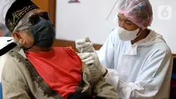 Tunanetra yang tergabung dalam Komunitas Pertunas mengikuti vaksinasi Covid-19 di Gedung Medco, Jakarta, Senin (20/09/2021). Vaksinasi untuk kelompok tunanetra usia 18 tahun ke atas merupakan vaksinasi kedua yang sudah berlangsung sejak 14 September. (Liputan6.com/Fery Pradolo)