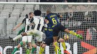 Andalan Juventus Juan Cuadrado melepas tendangan yang merobek gawang Inter Milan pada lanjutan Liga Italia, Senin (6/2/2017) dinihari WIB. (AP Photo/Andrea Di Marco)