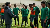 Pelatih Timnas Indonesia U-19, Indra Sjafri (kiri), memberi arahan kepada para pemain pada latihan di Stadion Padonmar, Sabtu (9/9/2017). (Liputan6.com/Yoppy Renato)