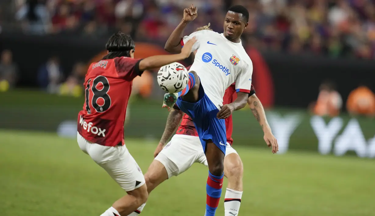Para pemain Barcelona, Ansu Fati, mengontrol bola saat melawan AC Milan pada laga pramusim di Allegiant Stadium, Las Vegas, Rabu (2/8/2023). Barcelona menang dengan skor tipis 1-0. (AP Photo/John Locher)