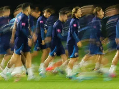 Pemain melakukan pemanasan saat sesi latihan timnas Kroasia pada Piala Dunia 2022 di Doha, Minggu (11/12/2022). Timnas Kroasia akan berduel melawan Argentina memperebutkan tiket final Piala Dunia 2022 di Stadion Lusail Iconic Qatar, Rabu (14/12/2022) mulai pukul 02.00 WIB. (AP Photo/Petr David Josek)